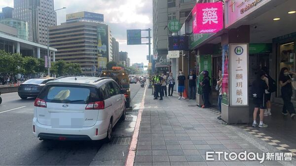 ▲▼             北市統一時代百貨對面發生火燒車。（圖／記者張君豪翻攝，下同）