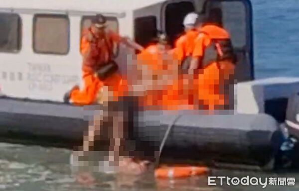 ▲▼             枋寮漁港燈塔附近7人戲水發生溺水意外，1人失蹤。（圖／記者陳崑福翻攝，下同）