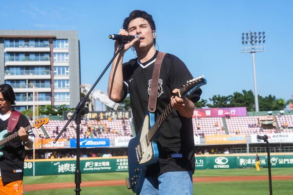 ▲鳳小岳&壓克力柿子首登棒球場表演。（圖／統一獅提供）