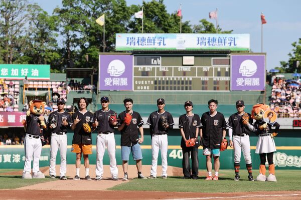 ▲鳳小岳&壓克力柿子首登棒球場表演。（圖／統一獅提供）