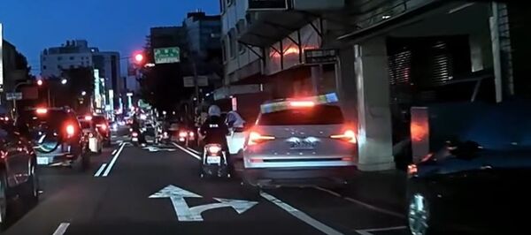 ▲台南市中西區公園路與民族路交叉口，警方於此攔查未禮讓行人之自小客車駕駛。（圖／翻攝自/threads/ tong0398）