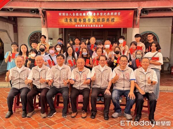 ▲大觀音亭暨祀典興濟宮15日舉辦清寒優秀學子獎學金頒獎典禮，表揚33位青年才俊。（記者林東良攝，下同）