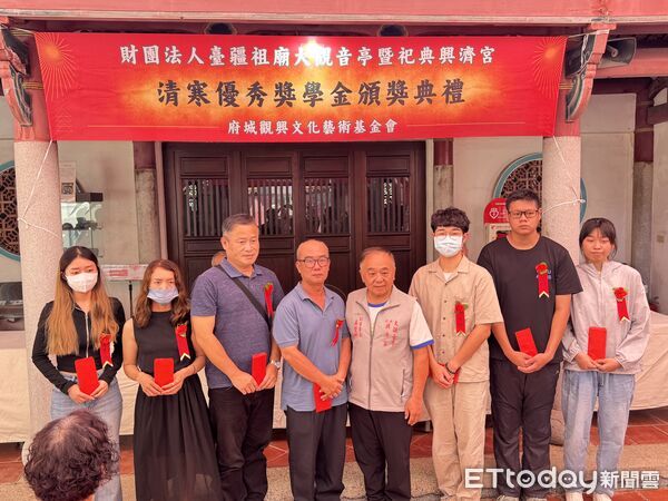 ▲大觀音亭暨祀典興濟宮15日舉辦清寒優秀學子獎學金頒獎典禮，表揚33位青年才俊。（記者林東良攝，下同）