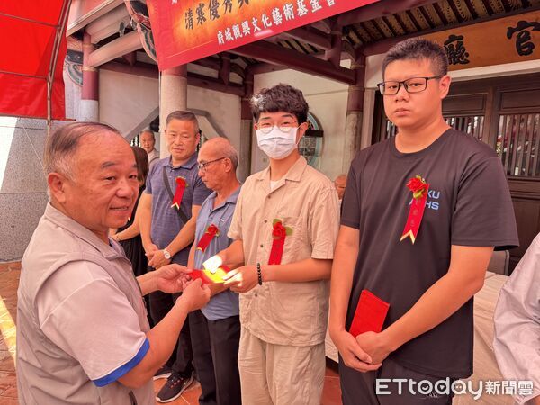 ▲大觀音亭暨祀典興濟宮15日舉辦清寒優秀學子獎學金頒獎典禮，表揚33位青年才俊。（記者林東良攝，下同）