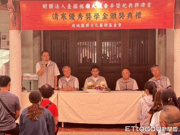▲大觀音亭暨祀典興濟宮15日舉辦清寒優秀學子獎學金頒獎典禮，表揚33位青年才俊。（記者林東良攝，下同）