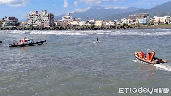 ▲海巡人員救援枋寮漁港落水學生。（圖／記者陳崑福翻攝）