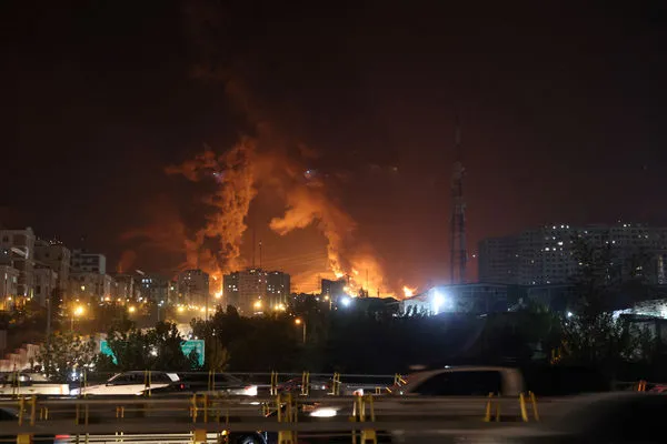 ▲▼以色列襲擊後，德黑蘭一處油庫起火。（圖／路透）