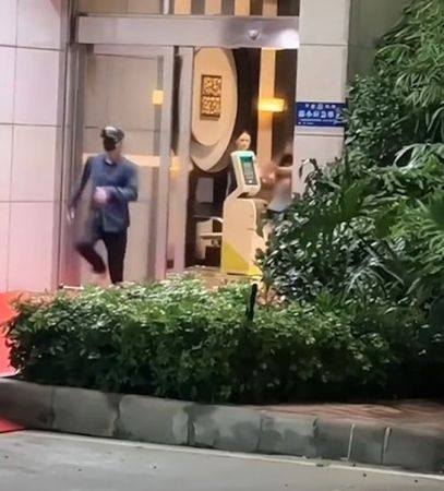 ▲檀健次在機場被激進粉絲追著跑。（圖／翻攝自微博）