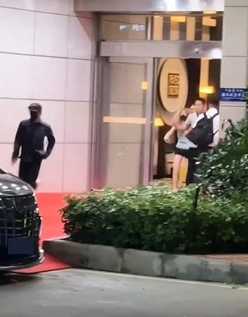 ▲檀健次在機場被激進粉絲追著跑。（圖／翻攝自微博）