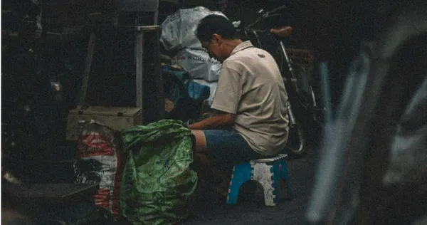 爸爸身家雄厚還有高學歷，私下卻愛撿廢品還逼女兒幫忙處理瓶罐，讓她超崩潰。（示意圖，與事件無關／Unsplash）