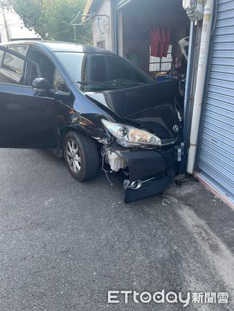 ▲4名越南移工駕車失控衝撞民宅，下車後就落跑，警方查獲1人，並追查3名乘客身分中。（圖／記者楊永盛翻攝）