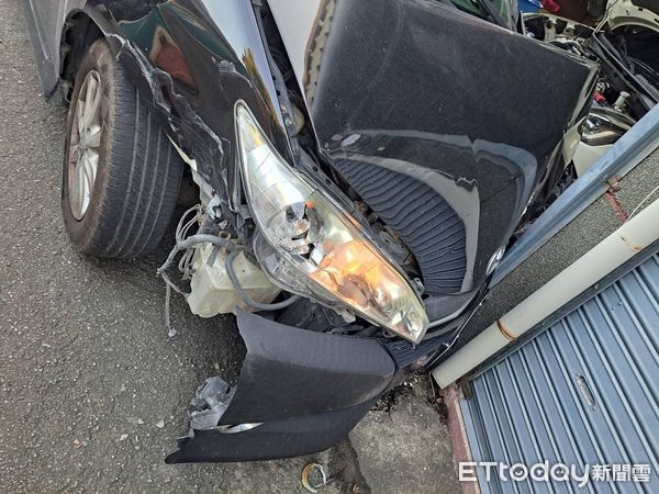 ▲4名越南移工駕車失控衝撞民宅，下車後就落跑，警方查獲1人，並追查3名乘客身分中。（圖／記者楊永盛翻攝）