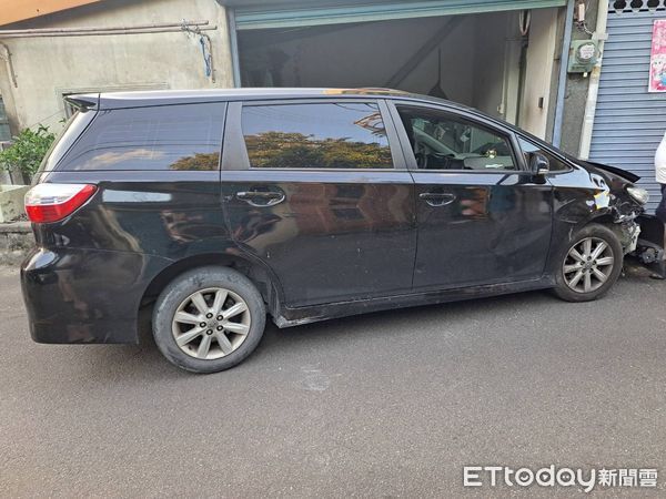 ▲4名越南移工駕車失控衝撞民宅，下車後就落跑，警方查獲1人，並追查3名乘客身分中。（圖／記者楊永盛翻攝）