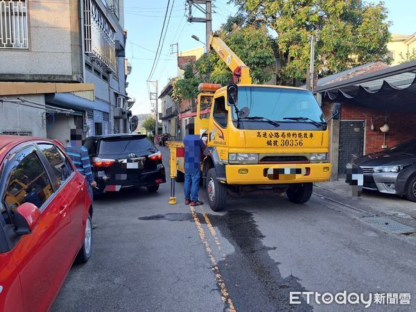 ▲4名越南移工駕車失控衝撞民宅，下車後就落跑，警方查獲1人，並追查3名乘客身分中。（圖／記者楊永盛翻攝）