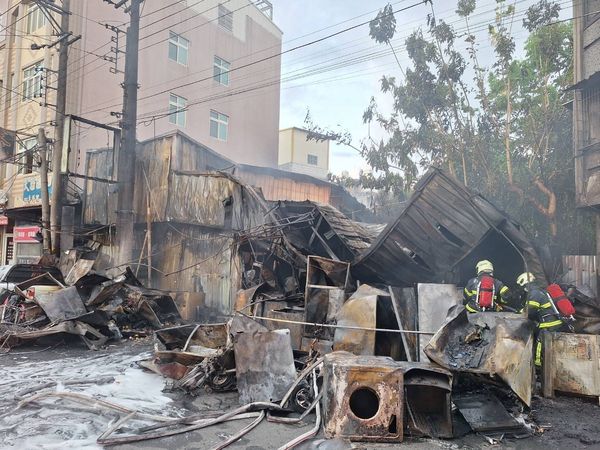 ▲彰化田中鎮凌晨發生火警，電器行及羊肉羹店陷火海。（圖／消防局提供）
