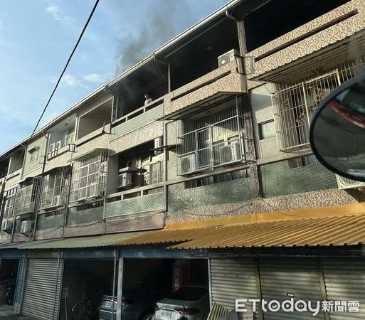 ▲台南東山區清晨住宅火警現場，起火位置疑似因焚燒金紙不慎所致。（記者林東良翻攝，下同）