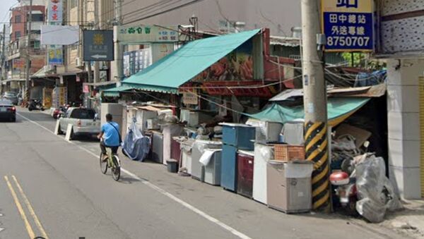 ▲該間電器行外堆置一整排的廢棄家電用品。（圖／翻攝自Google Map.街景）
