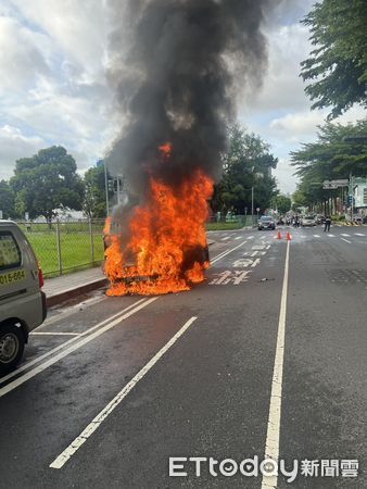 ▲台南東區小客車清晨起火燃燒，火勢猛烈造成車體全毀，火勢波及路邊停車車輛與收費柱。（圖／民眾提供，下同）