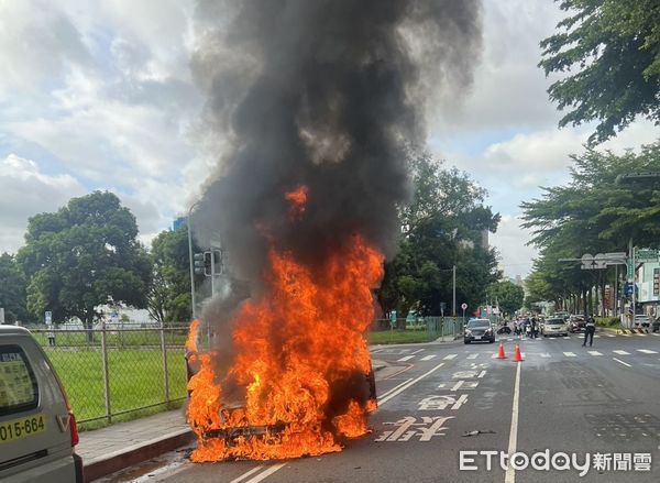 ▲台南東區小客車清晨起火燃燒，火勢猛烈造成車體全毀，火勢波及路邊停車車輛與收費柱。（圖／民眾提供，下同）
