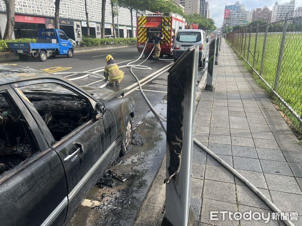 ▲台南東區小客車清晨起火燃燒，火勢猛烈造成車體全毀，火勢波及路邊停車車輛與收費柱。（圖／民眾提供，下同）