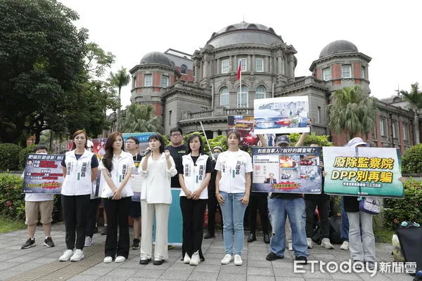 ▲▼台灣民眾黨舉辦「肥貓監委年領逾萬業績竟掛蛋」記者會，民眾黨發言人吳怡萱率領立委黃國昌辦公室四位地方主任共同出席。四位美主任周曉芸、林子宇、陳語倢、陳怡君也將代表民眾黨參選新北市議員。（圖／記者湯興漢攝）