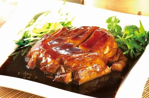 ▲蘇杭365「東坡肉」、「砂鍋醃篤鮮」。（圖／取自蘇杭365上海餐酒館臉書）