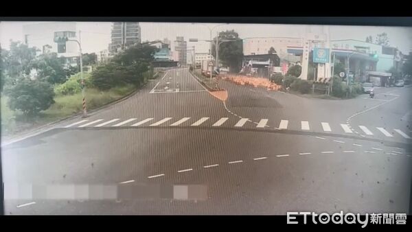 ▲▼貨櫃車甩出6千多啤酒米酒瓶，馬路變「酒海」。（圖／記者游芳男翻攝，下同）