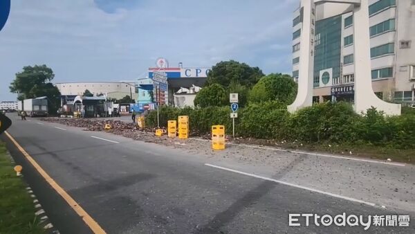 ▲▼貨櫃車甩出6千多啤酒米酒瓶，馬路變「酒海」。（圖／記者游芳男翻攝，下同）