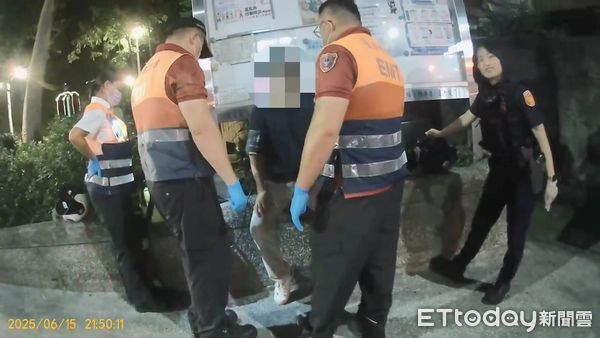 ▲賴男鑽入舊衣回收箱休息受困，出動警消人員救援。（圖／記者張君豪翻攝）