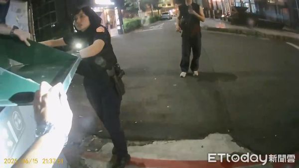 ▲賴男鑽入舊衣回收箱休息受困，出動警消人員救援。（圖／記者張君豪翻攝）