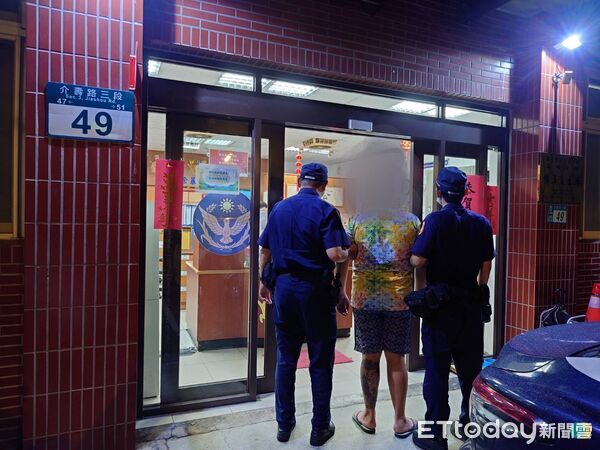 ▲▼王姓男子（黑衣）被圍毆倒地不起，警方循線通知涉嫌打人的洪姓及邱姓男子到案             。（圖／記者陳以昇翻攝）