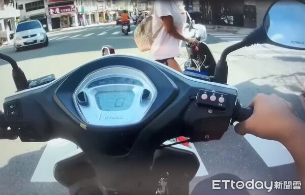 ▲▼陳姓女子騎機車未戴安全帽遭員警攔查，不僅拒絕簽署罰單還罵警咬警，遭支援警力合力上銬逮捕。（圖／記者吳世龍翻攝）
