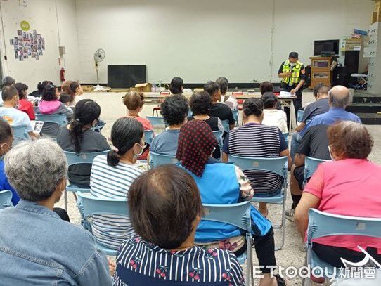 ▲富岡警深入社區宣導防詐。（圖／記者楊晨東翻攝）