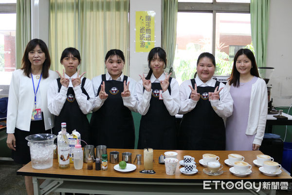 ▲長榮女中學生參加中階咖啡師術科認證，須在15分鐘內完成11杯專業咖啡，難度極高，學生展示自製拉花作品，圖案細緻獲得評審一致好評。（圖／記者林東良翻攝，下同）