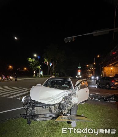 ▲▼高姓男子昨日深夜駕車在苓雅區三多一路左轉時，直接撞上直行的黃姓男子轎車，高男的車頭幾乎全毀，所幸2人僅受輕傷。（圖／記者吳世龍翻攝）