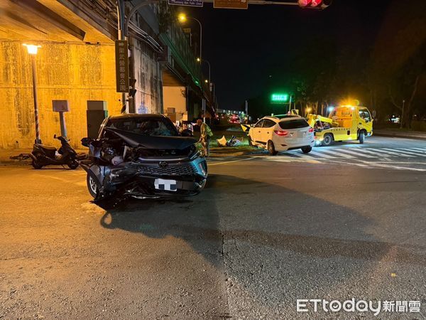 ▲▼高姓男子昨日深夜駕車在苓雅區三多一路左轉時，直接撞上直行的黃姓男子轎車，高男的車頭幾乎全毀，所幸2人僅受輕傷。（圖／記者吳世龍翻攝）
