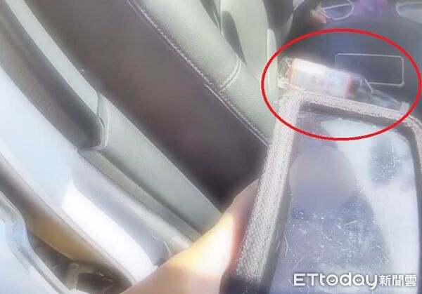 ▲離譜的是副駕駛座竟有一瓶高梁酒。（圖／龜山警分局提供）