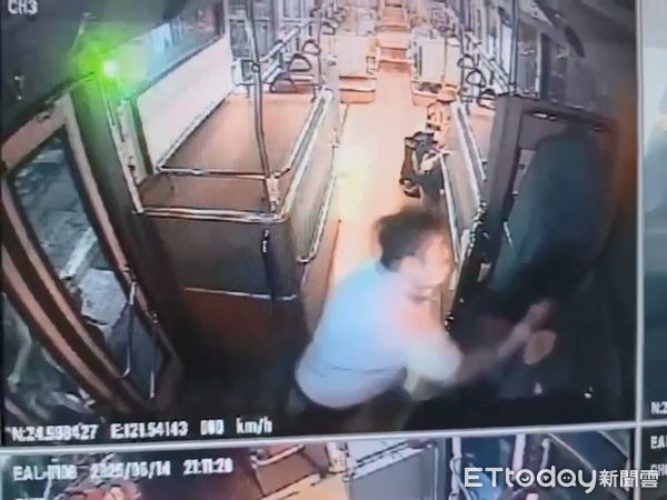 ▲指南客運司機闖入欣欣客運公車上痛毆司機10拳、遭警方約談。（圖／記者張君豪翻攝）