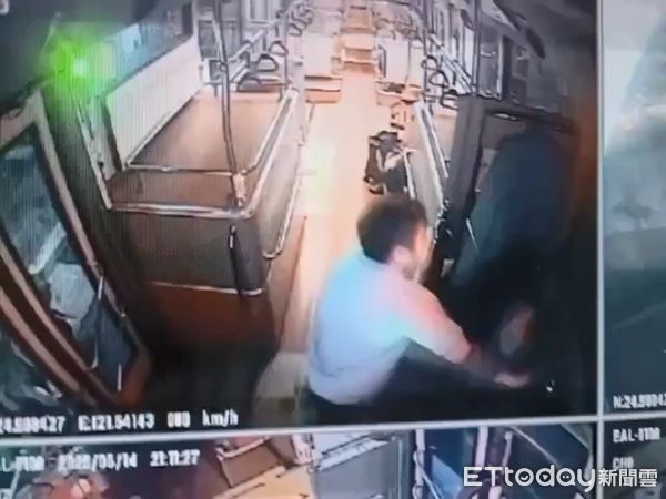▲指南客運司機闖入欣欣客運公車上痛毆司機10拳、遭警方約談。（圖／記者張君豪翻攝）