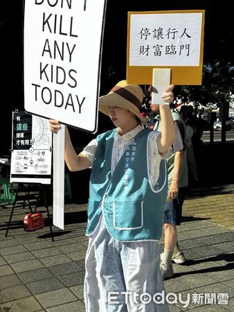 ▲人本交通促進協會近日於街頭宣講，呼籲通學區應全面降速並改善行人空間設計。（記者林東良翻攝，下同）