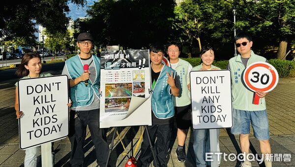 ▲人本交通促進協會近日於街頭宣講，呼籲通學區應全面降速並改善行人空間設計。（記者林東良翻攝，下同）