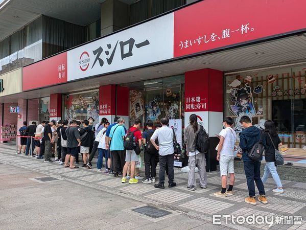 ▲粉絲搶購壽司郎VTuber聯名周邊　中午用餐時間要等1小時。（圖／記者黃士原攝）