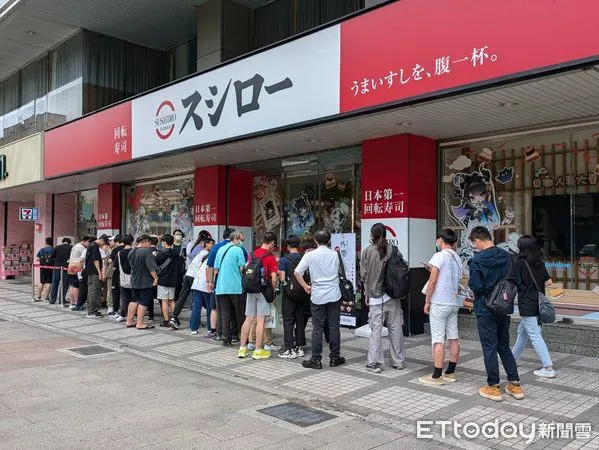 ▲粉絲搶購壽司郎VTuber聯名周邊　中午用餐時間要等1小時。（圖／記者黃士原攝）