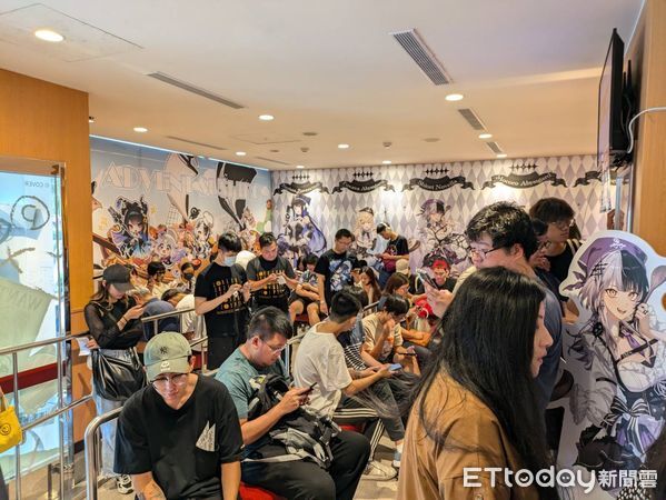 ▲粉絲搶購壽司郎VTuber聯名周邊　中午用餐時間要等1小時。（圖／記者黃士原攝）
