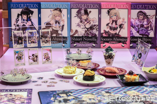 ▲壽司郎VTuber「降臨 Advent」聯名周邊。（圖／記者黃士原攝）
