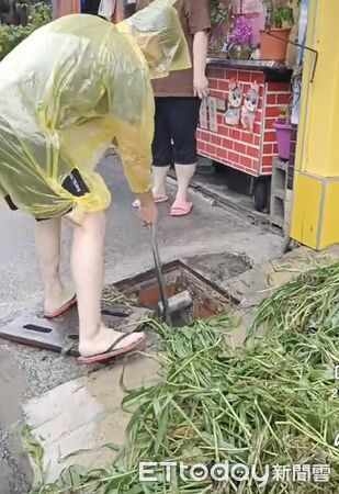 ▲▼暴雨淹慘，水溝竟清出600公斤雜草。（圖／翻攝古厝紅茶冰FB粉絲專頁）