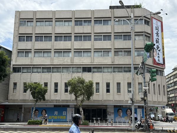 ▲▼王鴻薇指反罷看板遭破壞，同一地點罷團看板依然屹立在那。（圖／翻攝王鴻薇臉書）