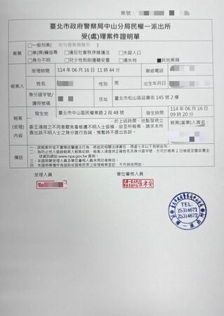▲▼反罷看板再度遭破壞，王鴻薇已向警方報案。（圖／翻攝王鴻薇臉書）