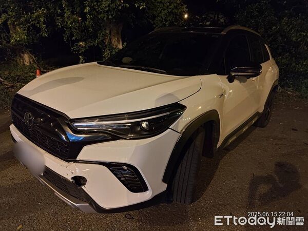 ▲民眾駕車遭到脫落輪胎擊中前車頭。（圖／國道公路警察局提供、下同）
