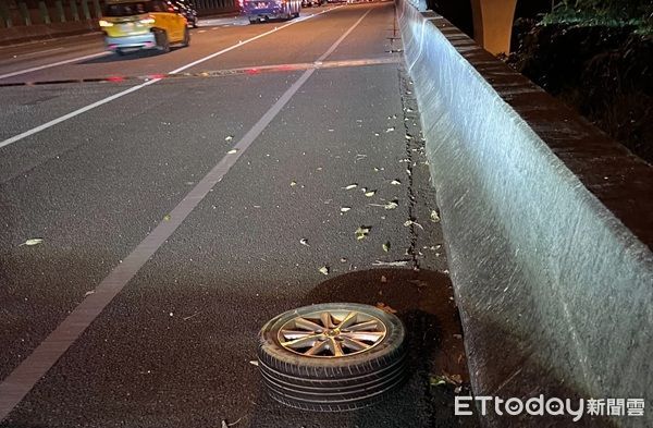 ▲脫落的輪胎撞擊車輛後滾至路肩。（圖／國道公路警察局提供）